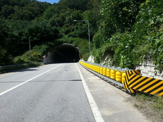購入 Hot Dipped Galvanized Rolling Guardrail Barrier EVA Roller Material Grade International Level 4 Safety Barrier for Highway Traffic Control online manufacture