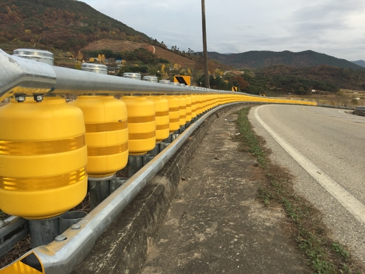 購入 4 Meters Length Highway Roller Barrier High Corrosion Resistance for Mountain Roads Highway Protection online manufacture