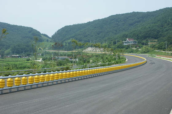 購入 Double Buckets Or Single Bucket Roller Crash Barrier with 3.5 Mm Thickness Standard JT/T281-2007 online manufacture