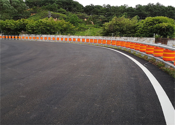 自由に回転泡が充填された高速道路の安全性の圧延のガードレールの障壁