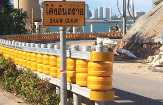 お買い得 黄黒ストライプ 安全ローラーバリア、フォームホイール素材とアクセサリー付き 安全バリアソリューション オンライン