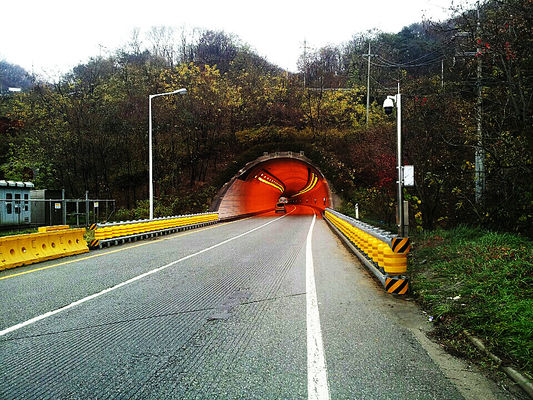 Good price 熱浸したガルバニズドローリングガードレイル障壁 国際レベル4級とPUローラー材料で道路安全を確保する オンライン