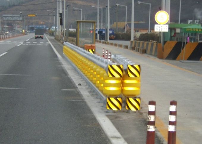 PUの泡/事故を起こしがちな道3のためのエヴァの交通安全のローラーの障壁のハイウェーのローラーの障壁